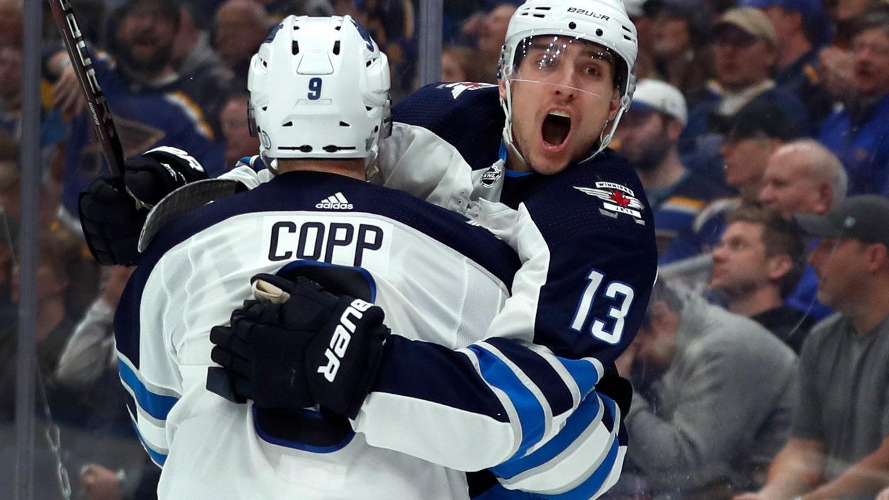 Penguins sign versatile forward Tanev to 6-year deal